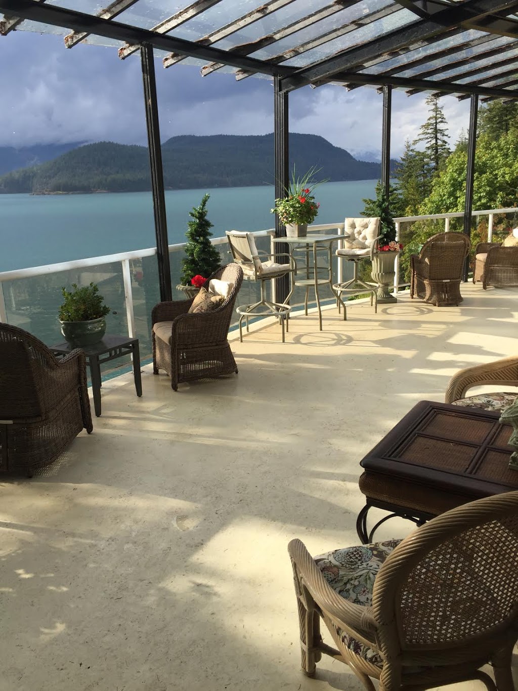 Paradise Cove Spa & A Vacation House Rental-Harrison Hot Springs | 6989 Rockwell Pl, Harrison Hot Springs, BC V0M 1K0, Canada | Phone: (604) 791-5212