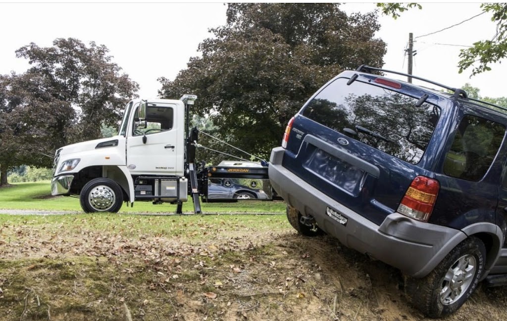 MONTREAL TOWING SERVICES 24H | 1585 Rue Décarie # 27, Saint-Laurent, QC H4L 3N4, Canada | Phone: (438) 492-7134