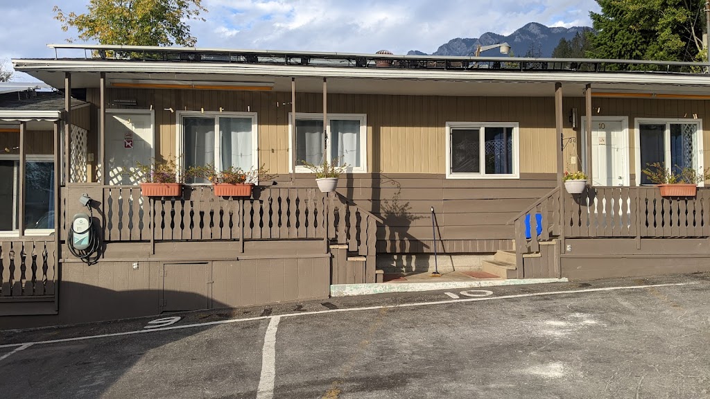 Crescent Motel | 5008 BC-93, Radium Hot Springs, BC V0A 1M0, Canada | Phone: (250) 347-9570