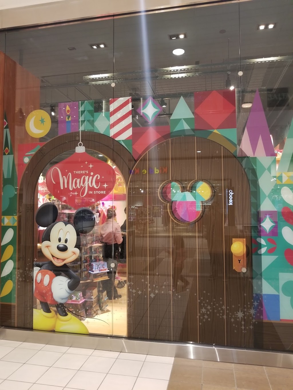 Disney Store | 17600 Yonge St, Newmarket, ON L3Y 4Z1, Canada | Phone: (905) 836-0523