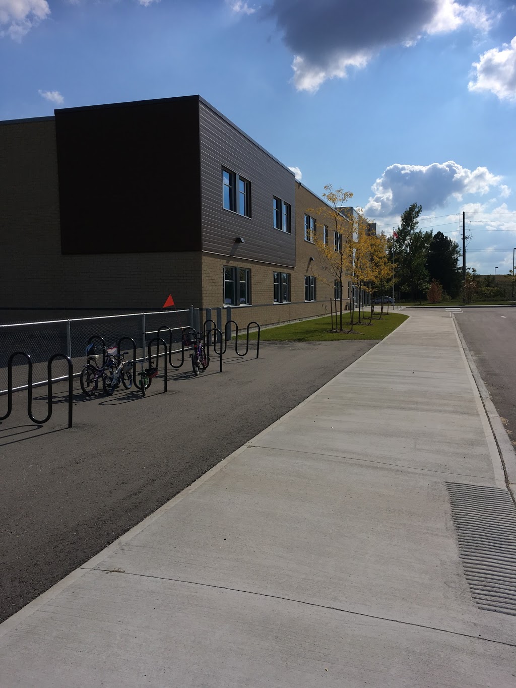 École Guelph Lake | 595 Watson Pkwy N, Guelph, ON N1E 6X2, Canada | Phone: (519) 822-9271