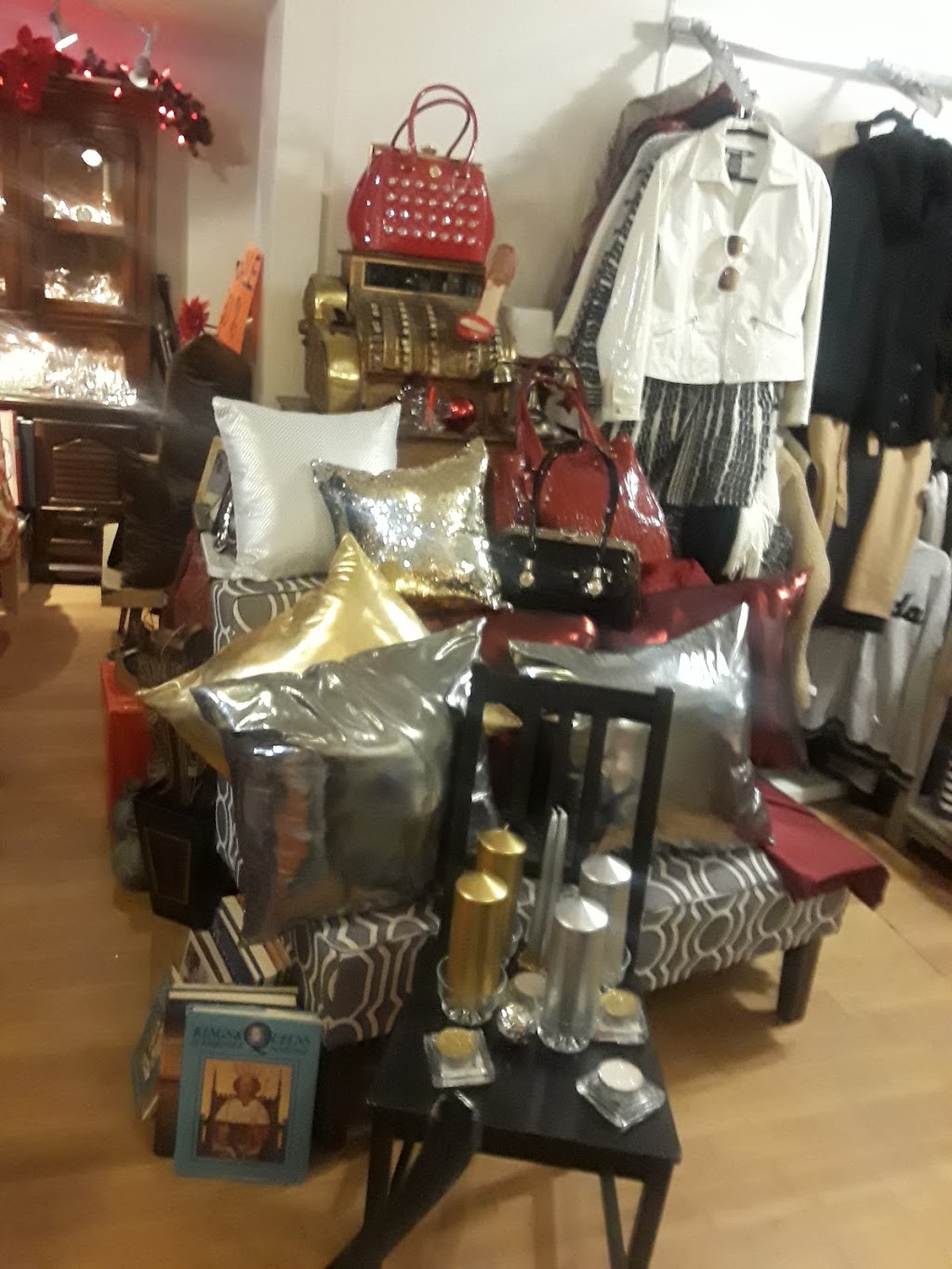 Glamorous - Home Decor and Clothing | 1 Queen St, Innisfil, ON L0L 1L0, Canada | Phone: (647) 675-7203