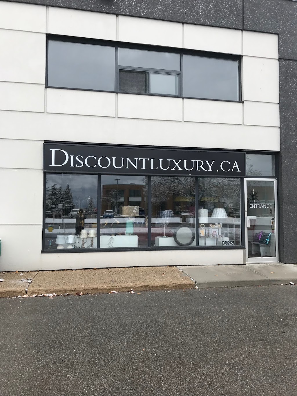 Discount Luxury | 660 Bayview Dr Unit 1 & 4, Barrie, ON L4N 9P5, Canada | Phone: (705) 985-1899