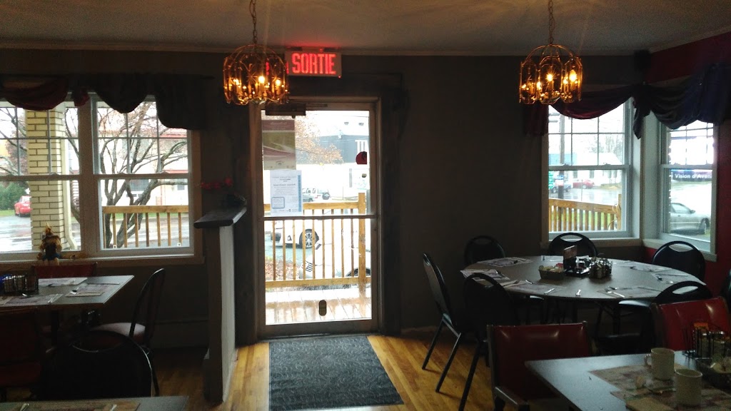 Restaurant Le Relais Enr | 399 QC-132, Saint-Pierre-les-Becquets, QC G0X 2Z0, Canada | Phone: (819) 263-2000