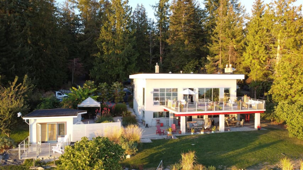 Oyster Beach House | 3909 BC-101, Powell River, BC V8A 0C6, Canada | Phone: (604) 849-5777