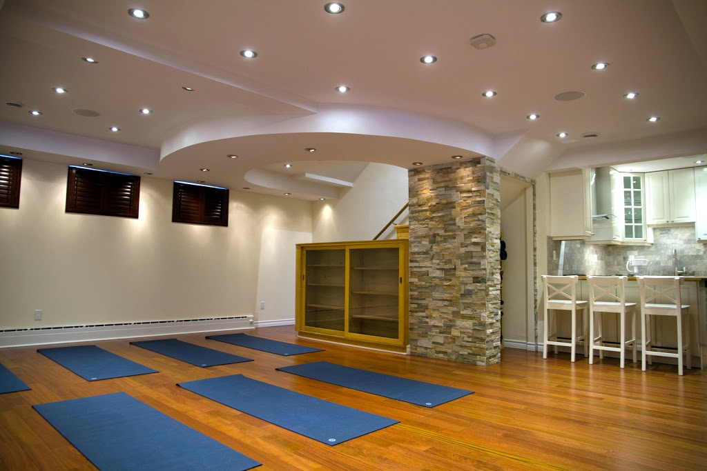 Om West (Yoga et Massage) | 2075 Rue de lÉglise, Saint-Laurent, QC H4M 1G3, Canada | Phone: (514) 505-1888