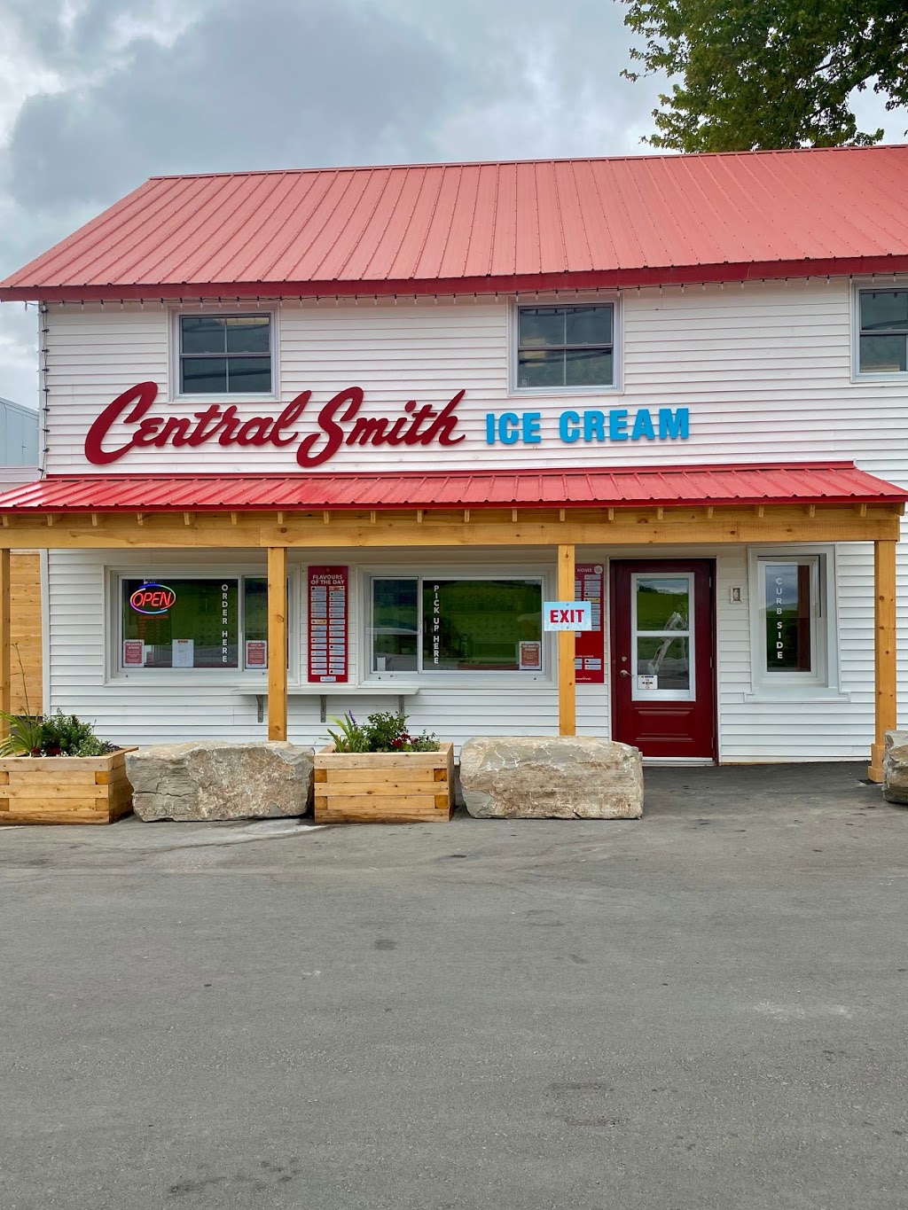 Central Smith Creamery | 739 Lindsay Rd, Selwyn, ON K9J 0C5, Canada | Phone: (705) 742-5867