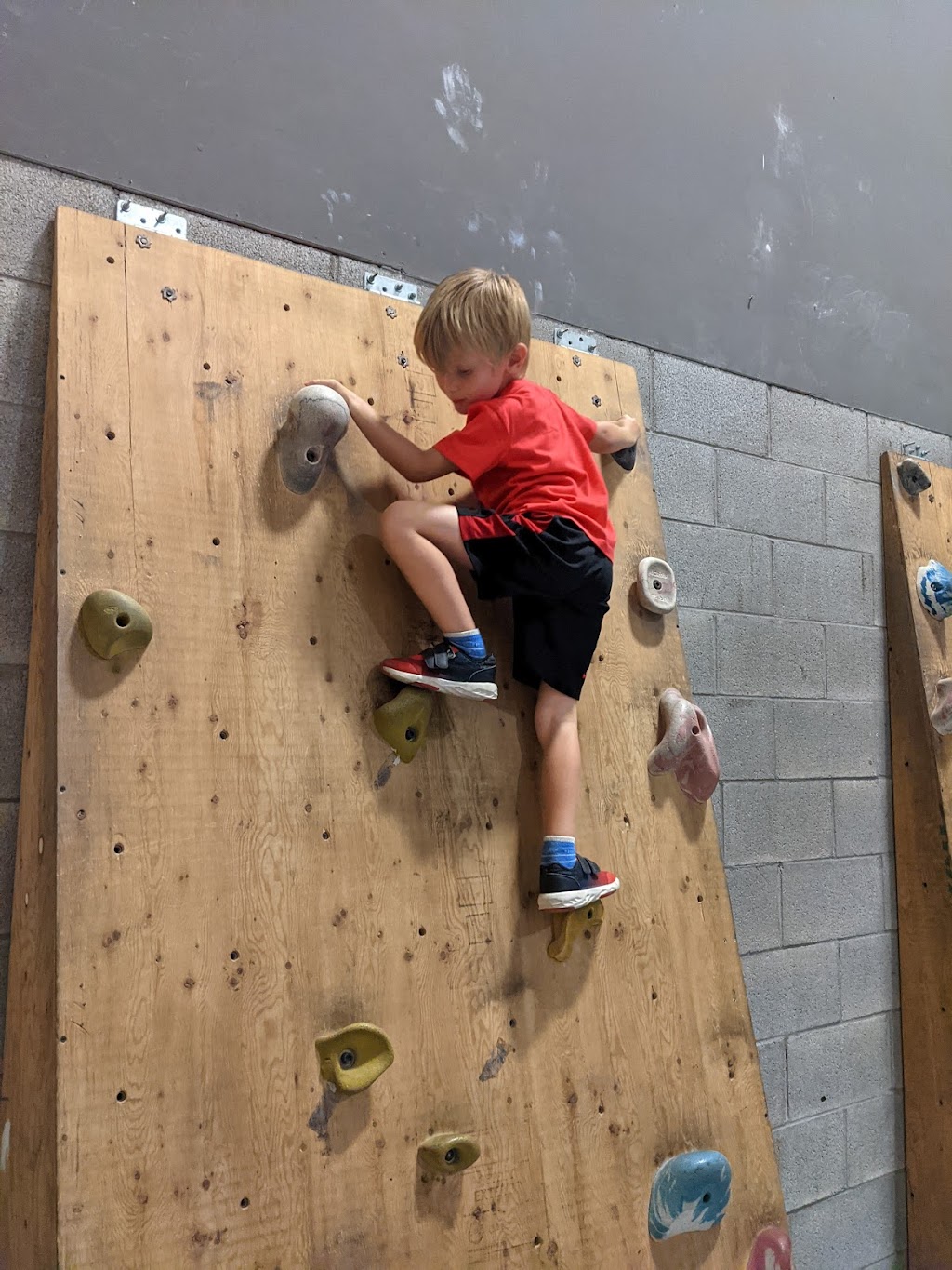 Horizon Roc Climbing Centre | 2350 Rue Dickson, Montréal, QC H1N 3T1, Canada | Phone: (514) 899-5000