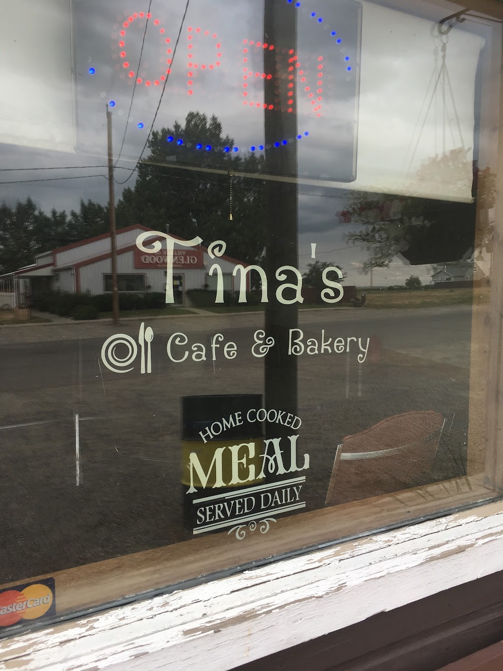 Tinas Cafe & Bakery | 52 Main Ave NW, Glenwood, AB T0K 2R0, Canada | Phone: (403) 626-2380