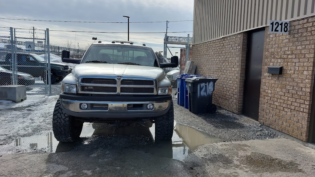 Les Automobiles Antique Mercier et Fils | 1218 Rue Labadie, Longueuil, QC J4N 1C7, Canada | Phone: (438) 373-5404