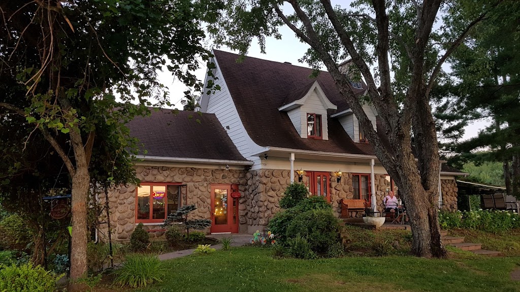 Auberge le Florès | 4291 Chemin de Sainte-Flore, Grand-Mère, QC G9T 1A6, Canada | Phone: (819) 538-9340