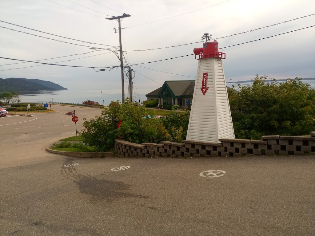 Auberge sur Mer (Motels au bord de leau) | 109 Rue du Quai, Saint-Siméon, QC G0T 1X0, Canada | Phone: (418) 638-2674