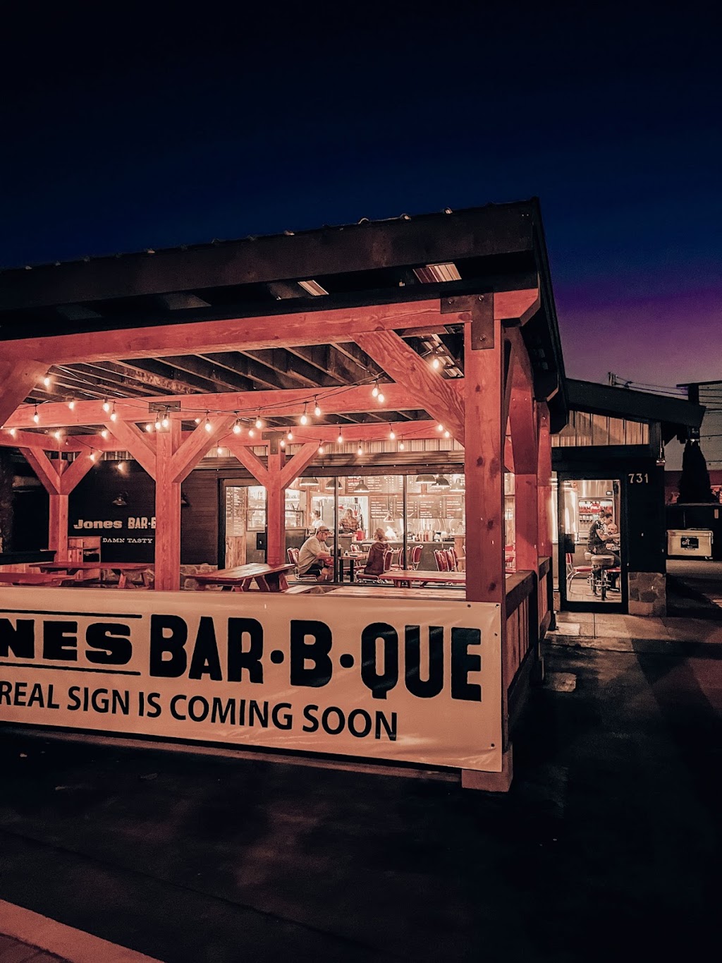 Jones Bar B Que Langford | 731 Goldstream Ave, Victoria, BC V9B 2X4, Canada | Phone: (250) 590-1581