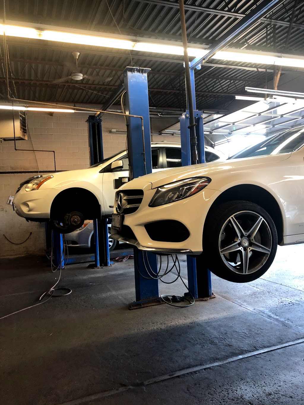 Zacks Auto Center | 260 Speers Rd, Oakville, ON L6K 2E9, Canada | Phone: (905) 815-8882