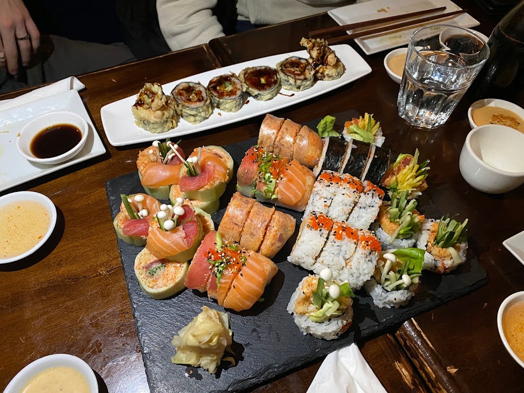 Saint Sushi Plateau | 424 Av. Duluth E, Montréal, QC H2L 1A3, Canada | Phone: (514) 507-7537