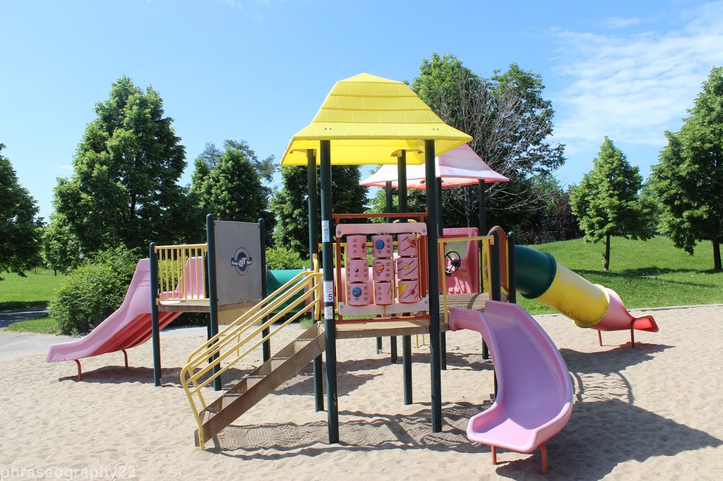 Russell Farm Park | 290 Bantry Ave, Richmond Hill, ON L4B 4M7, Canada | Phone: (905) 771-8800
