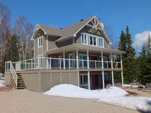 La Maison Charlie | 74 Chemin de la Seigneurie, Les Éboulements, QC G0A 2M0, Canada | Phone: (833) 355-5685