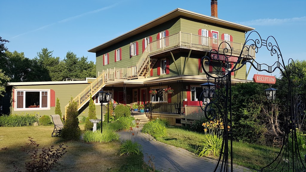 Auberge Beauséjour | 569 Chemin du Quai, Saint-Joseph-de-la-Rive, QC G0A 3Y0, Canada | Phone: (418) 635-2895