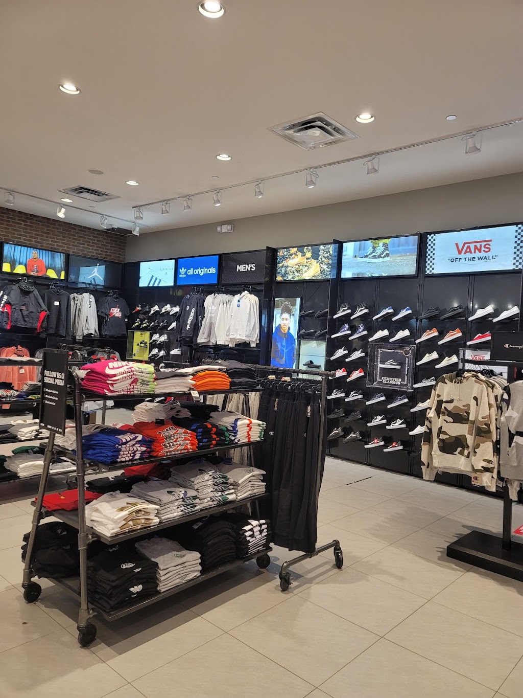 Foot Locker | 6631 Island Hwy N Unit 36, Nanaimo, BC V9T 4T7, Canada | Phone: (250) 390-3552