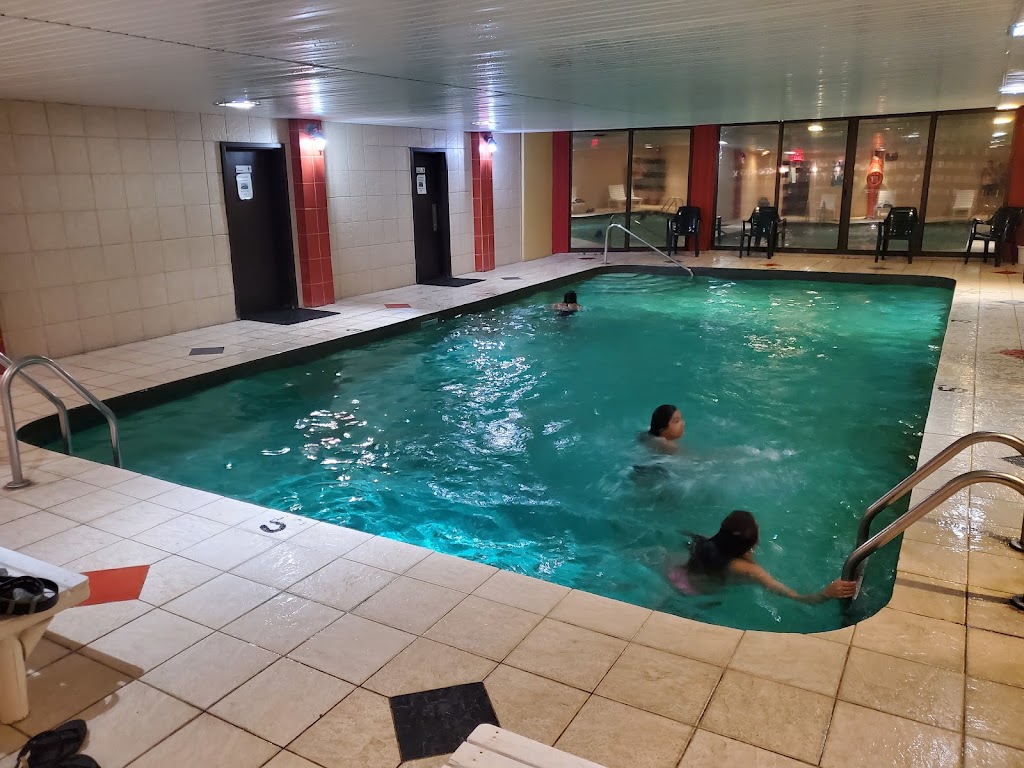 Hotel Le Voyageur | 2250 Bd Sainte-Anne, Québec, QC G1J 1Y2, Canada | Phone: (418) 661-7701