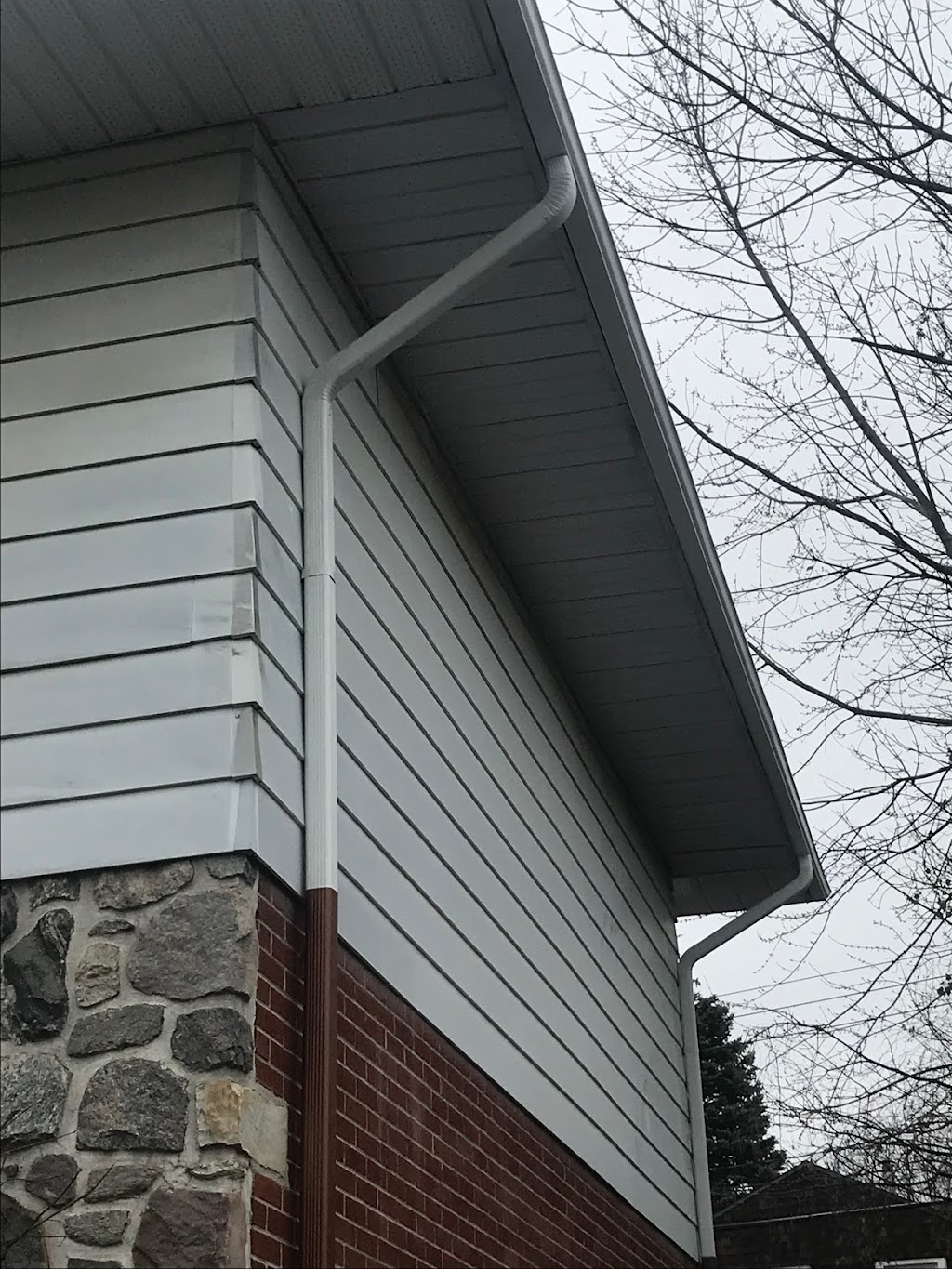 Gutters Gouttieres West Island Eavestroughs | 5713 Chemin St François, Saint-Laurent, QC H4S 1W6, Canada | Phone: (514) 694-9480