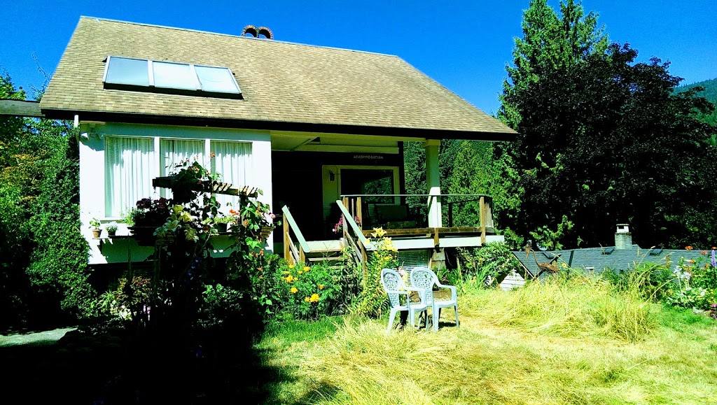 Cove View Accommodation | 1955 Banbury Rd, North Vancouver, BC V7G 1W6, Canada | Phone: (778) 888-6250