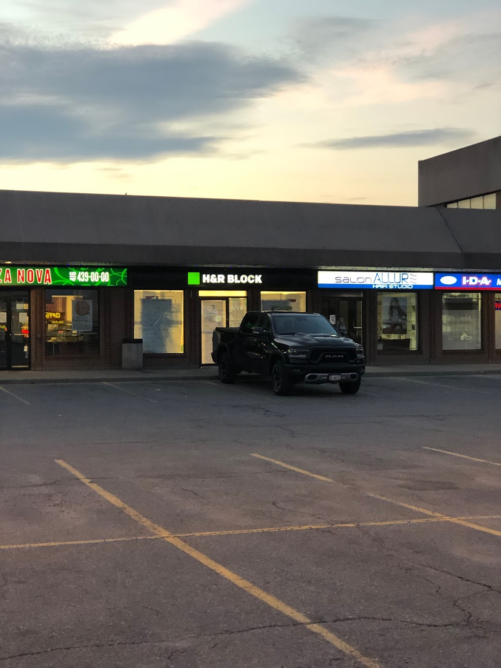 H&R Block | 2535 Major MacKenzie Dr W, Maple, ON L6A 1C6, Canada | Phone: (905) 417-2390