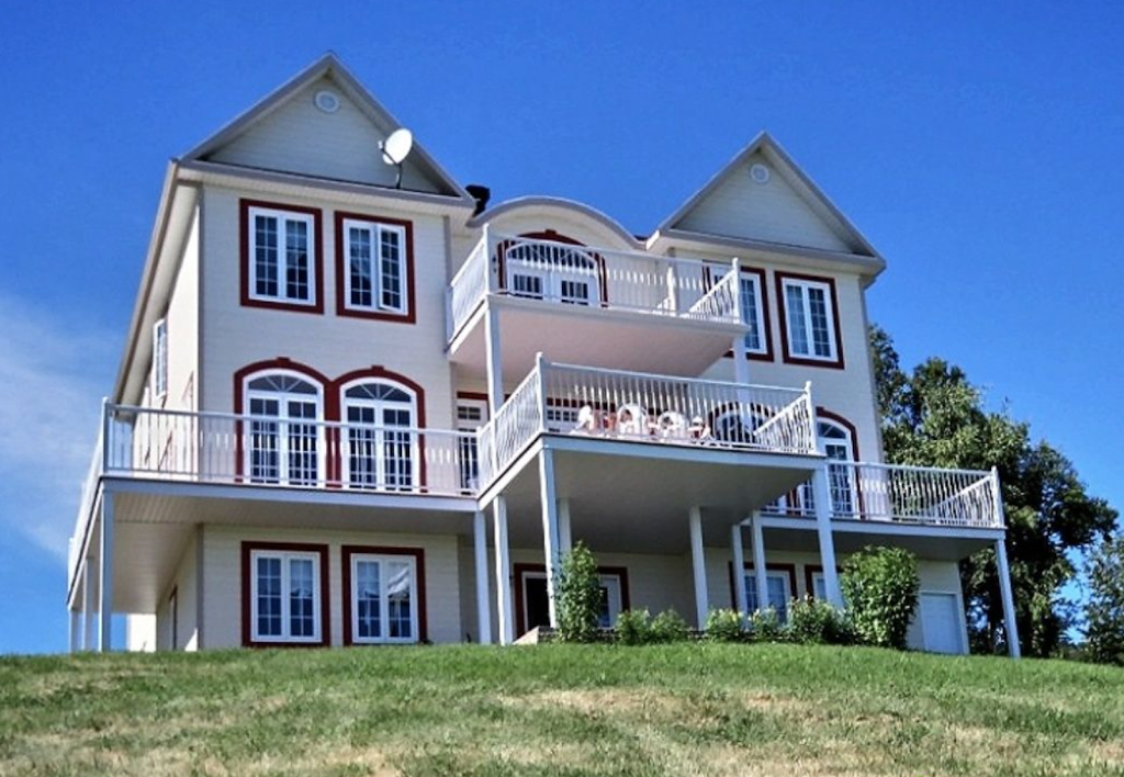 La Villa T | 944 Bd Malcolm-Fraser, La Malbaie, QC G5A 2M8, Canada | Phone: (418) 928-7931