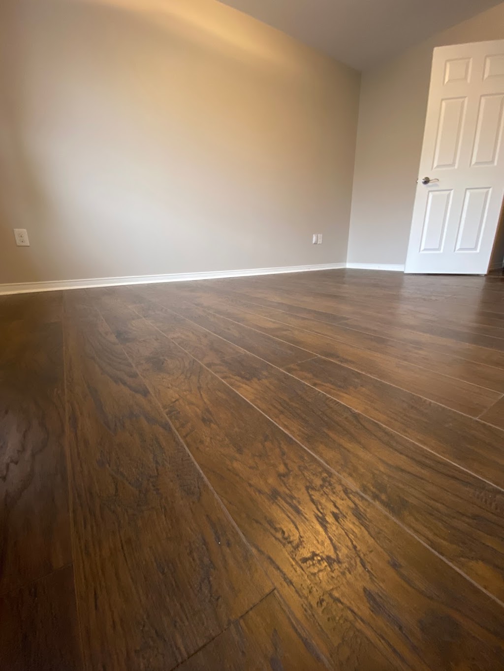 FLAWLESS FLOORING | 1421 Noel Ct, Oshawa, ON L1J 8A7, Canada | Phone: (905) 926-4441