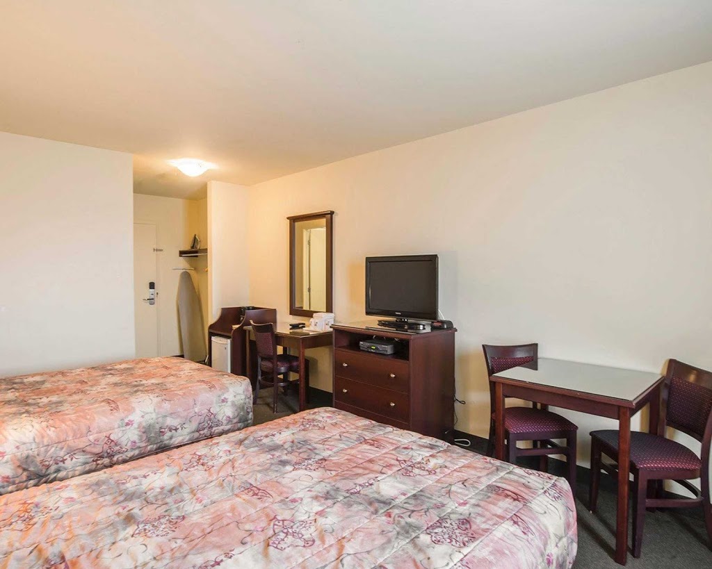 Econo Lodge | 208 Route du Président-Kennedy, Lévis, QC G6V 9J6, Canada | Phone: (418) 837-8841