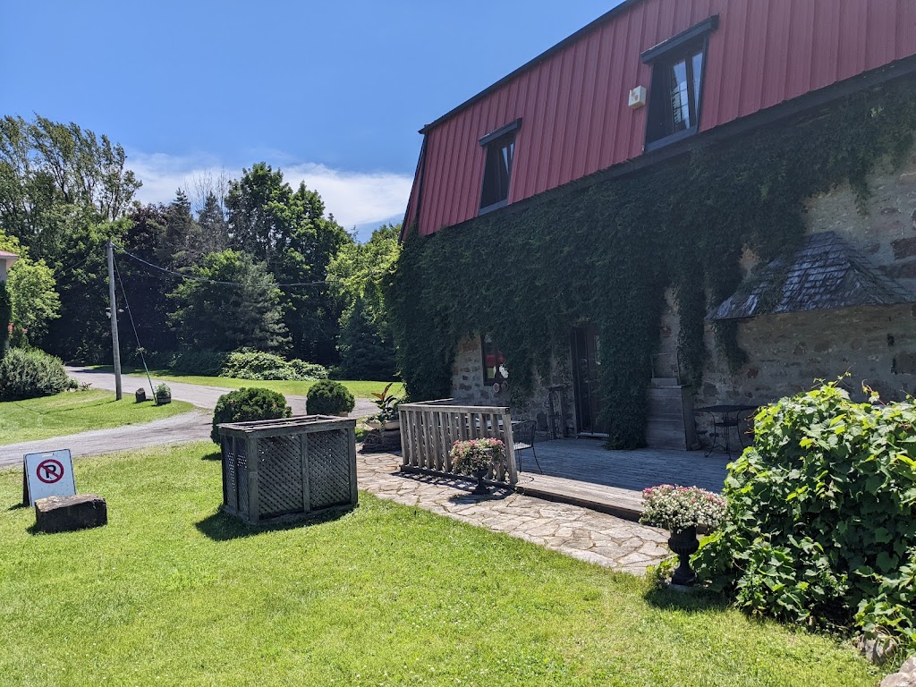 Au Vieux Moulin | 3 Rue du Moulin, Rigaud, QC J0P 1P0, Canada | Phone: (450) 451-3351