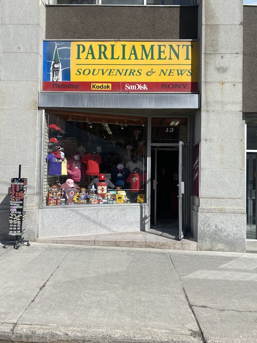 Parliament Souvenier And News | 13 Metcalfe St, Ottawa, ON K1P 5K9, Canada | Phone: (613) 232-6685