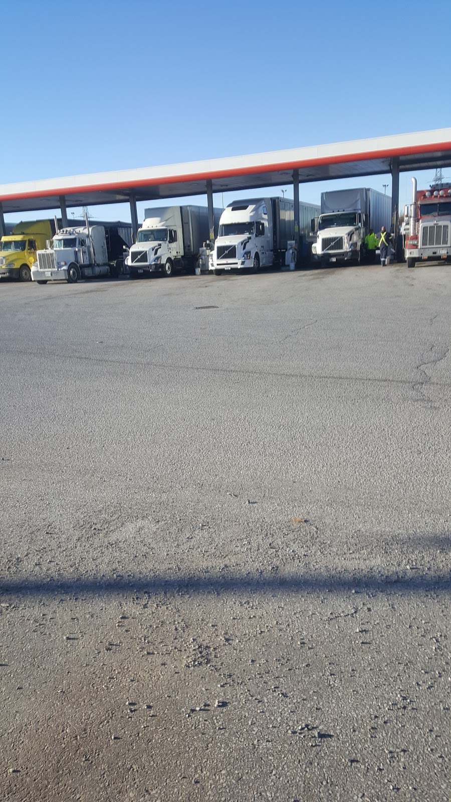 Bloomfield Truck Stop | 22216 Bloomfield Rd, Chatham, ON N7M 5J6, Canada | Phone: (519) 354-3902