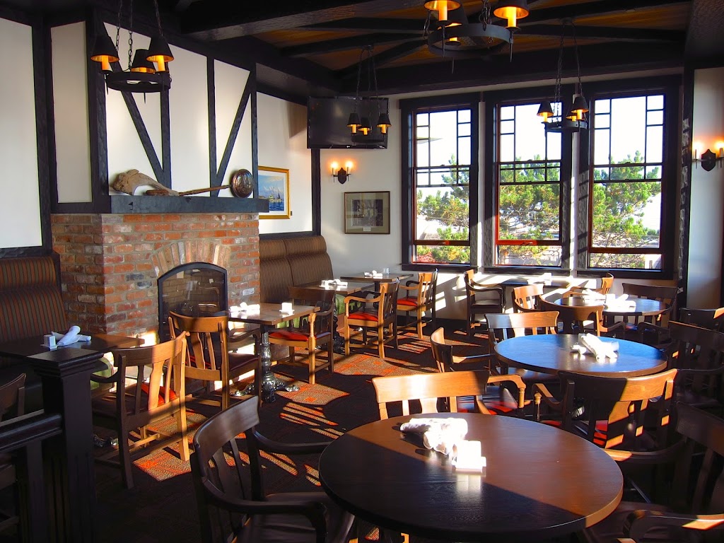 The Snug Pub | 1175 Beach Dr, Victoria, BC V8S 2N2, Canada | Phone: (250) 598-4556