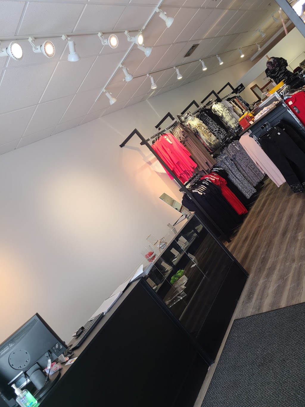 Boutique Au Féminin | 120 Boulevard Bellerose E, Laval, QC H7K 1S7, Canada | Phone: (450) 667-0585