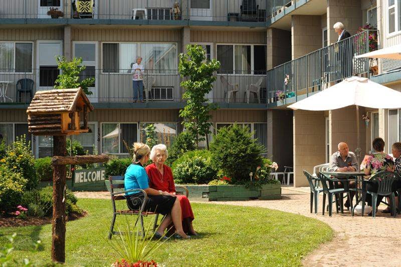 Applewood Retirement Residence | 1500 Lansdowne St, Peterborough, ON K9J 2A2, Canada | Phone: (705) 749-1500