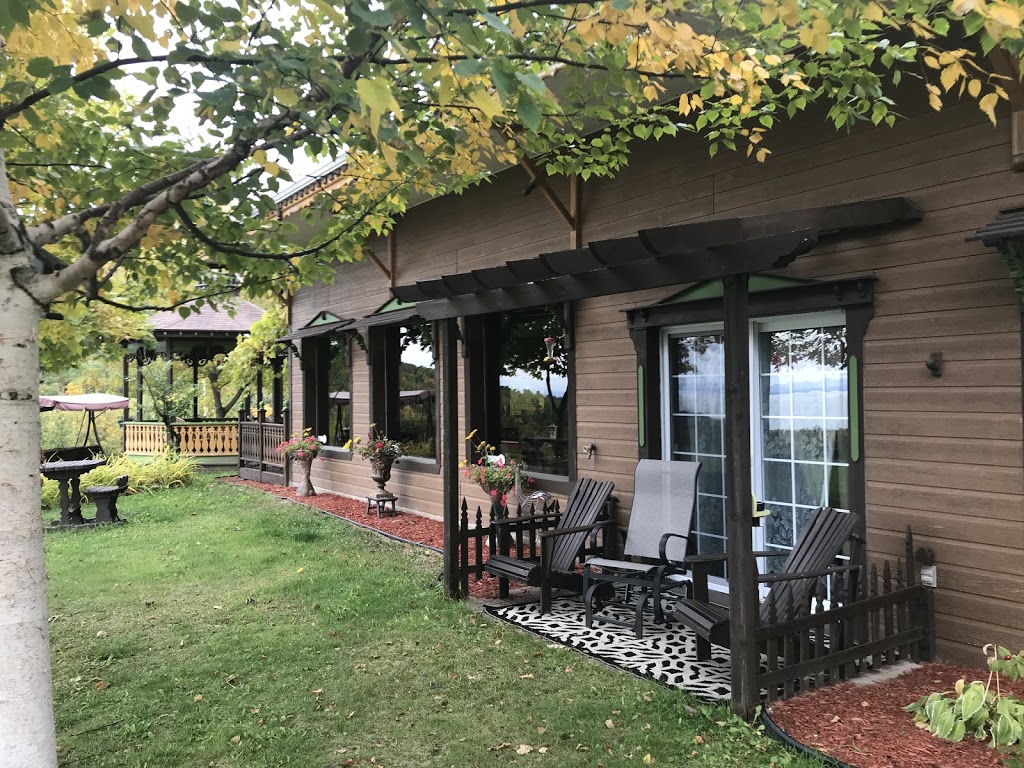 Auberge la côté dor | 348 Rue Principale, Petite-Rivière-Saint-François, QC G0A 2L0, Canada | Phone: (418) 632-5520