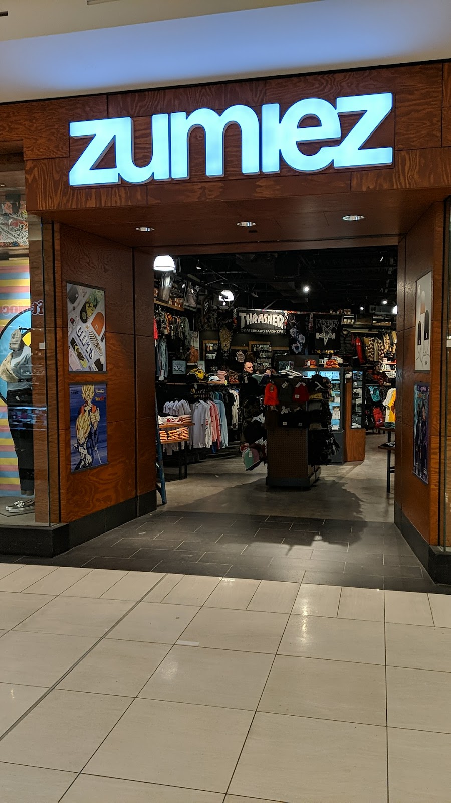 Zumiez | 1200 St Laurent Blvd Suite 239, Ottawa, ON K1K 3B8, Canada | Phone: (613) 741-3722