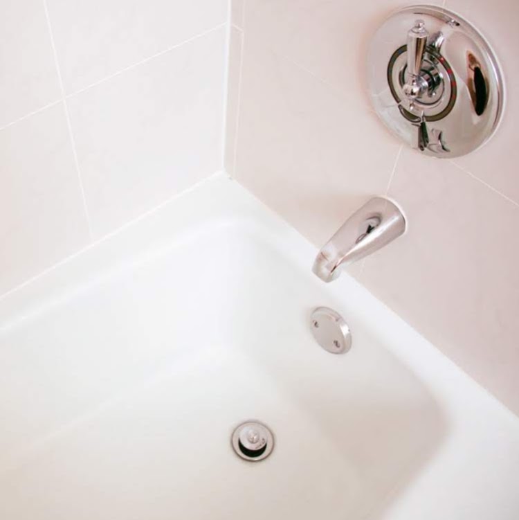 Bathtub Makeover | 144 Pine Dr, Stoney Creek, ON L8G 3B7, Canada | Phone: (905) 541-9232