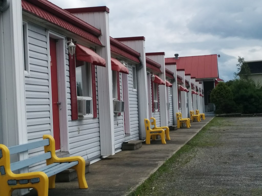 Motel-La Pente Douce Inc | 1787 Chemin de la Rivière aux Cerises, Magog, QC J1X 3W3, Canada | Phone: (819) 843-1234