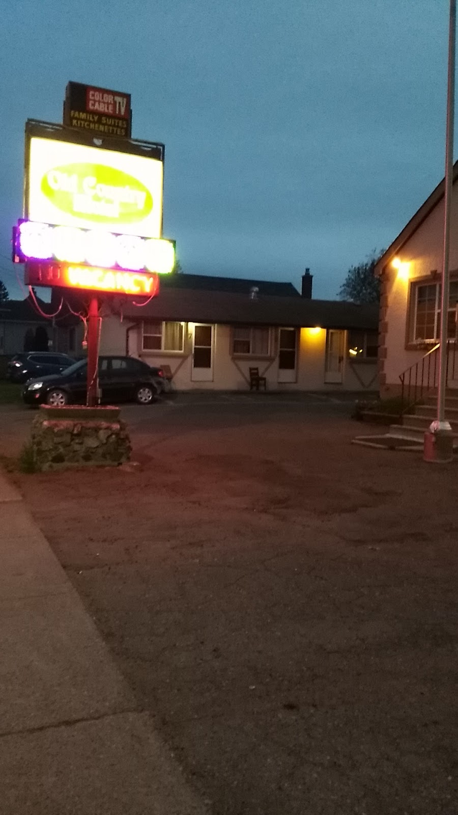 Old Country Motel | 500 Cumberland St N, Thunder Bay, ON P7A 4R8, Canada | Phone: (807) 285-3406