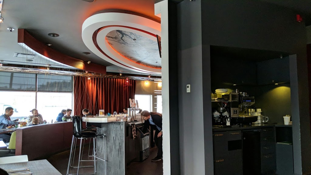 Restaurant Chez Victor | 1300 Boulevard Guillaume-Couture, Saint-Romuald, QC G6W 5M6, Canada | Phone: (418) 839-3409