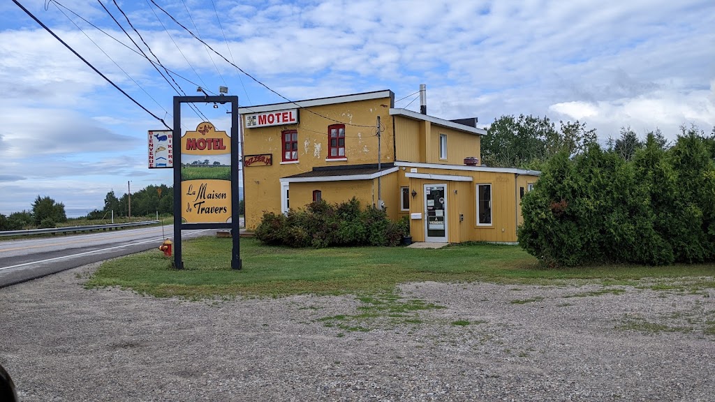 Motel la Maison de Travers | 538 QC-138, Baie-Sainte-Catherine, QC G0T 1A0, Canada | Phone: (418) 237-4117