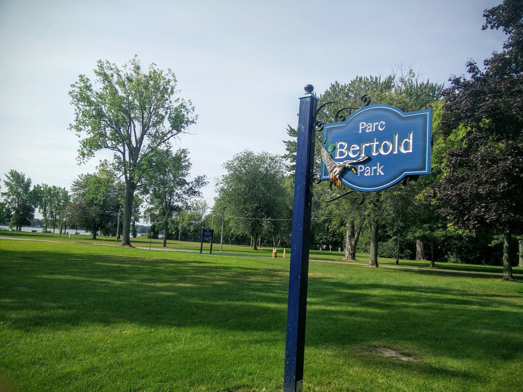 Bertold Park | Rue Churchill, Baie-dUrfé, QC H9X 2Z4, Canada