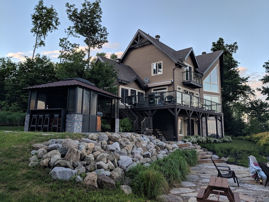 Chalet lAmaryllis | 6 Chem. du Plateau, Petite-Rivière-Saint-François, QC G0A 2L0, Canada | Phone: (450) 647-4297