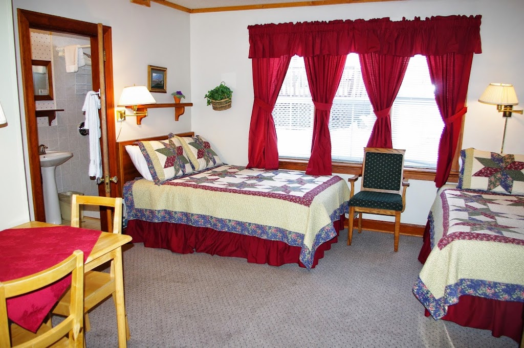 Crandell Mountain Lodge | 102 Mt View Rd, Waterton Park, AB T0K 2M0, Canada | Phone: (403) 859-2288