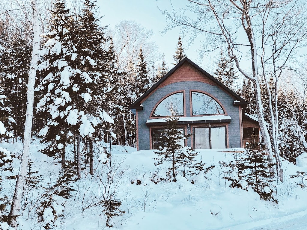 Chalet de la Petite Ourse | 61 Rue de la Corniche, Les Éboulements, QC G0A 2M0, Canada | Phone: (514) 975-1585