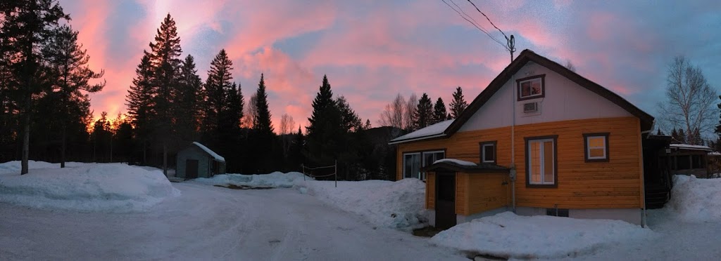 Chalet Castor, bord de l’eau et au pied des pentes | 201 Avenue De-la-Merci, Saint-Côme, QC J0K 2B0, Canada | Phone: (514) 928-1233