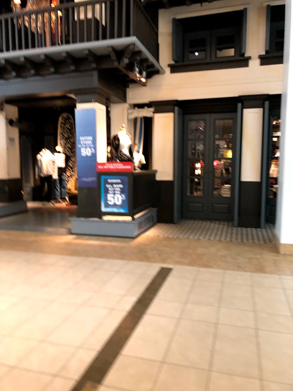 Hollister Co. | 25 Peel Centre Dr, Brampton, ON L6T 3R5, Canada | Phone: (905) 792-2207