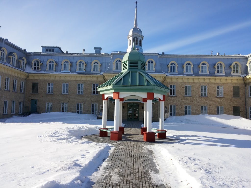 École Marcelle-Mallet | 51 Deziel, Lévis, QC G6V 3T7, Canada | Phone: (418) 833-7691